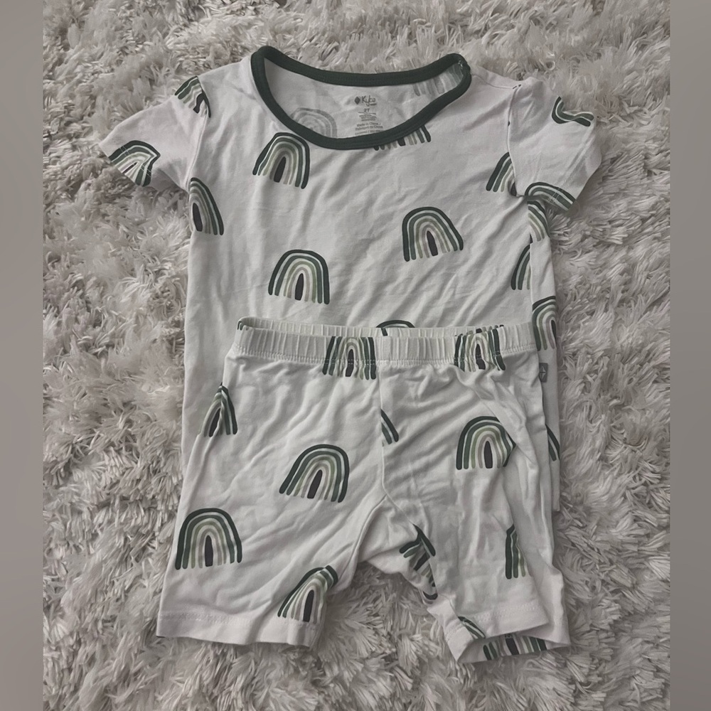 Kyte BABY White Pajama Set with Green Rainbow Print